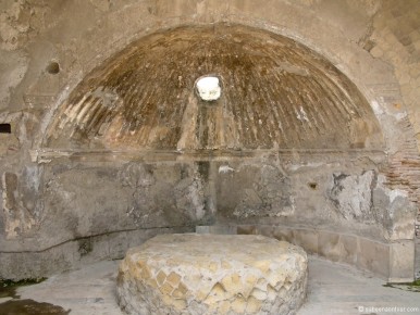 010-03-108 Italy Pompeji Roman Bath-LR