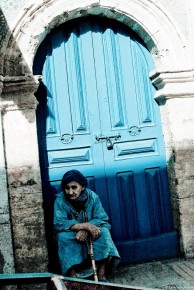 032-130 Medina Old Woman Blue Door Blue BW-LRC