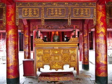 07-4-003 Vietnam Hoa Lu Temple Deities Altar