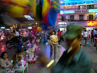 073 023 Saigon Night life ballons blurred