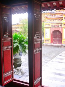 073 042 Hue Palace Exterior Arecaceae Yard