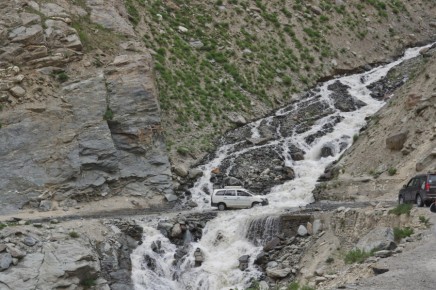 08-05-008 Ladakh Baralachala Pass Car Waterfall