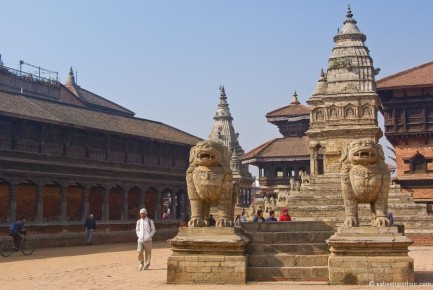 046-024 Bhaktapur Two Lion Guardians-LRC