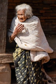 042-028 Bhaktapur Old Lady-LRC